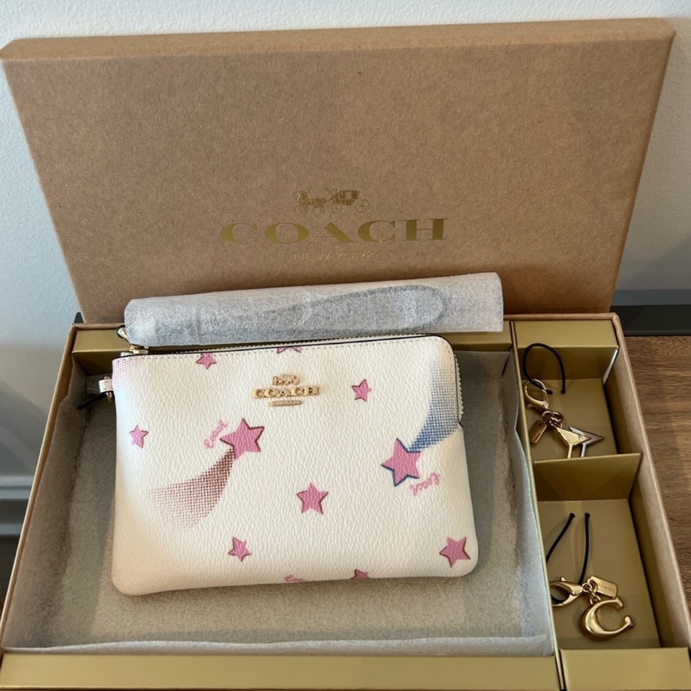 Coach✨🩷⭐️Chalk and Pink Star Wristlet